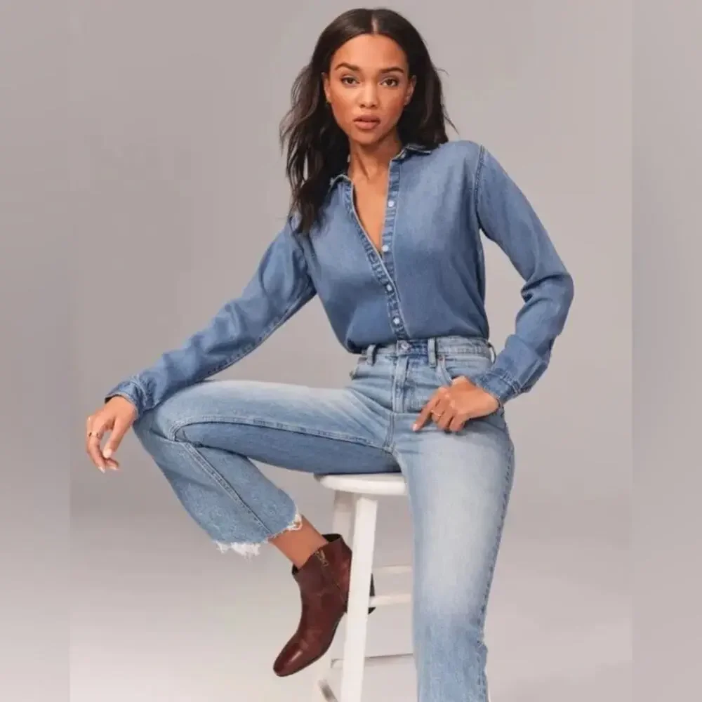 Abercrombie Ultra High Rise Kick Flare 28/6 distressed raw hem denim